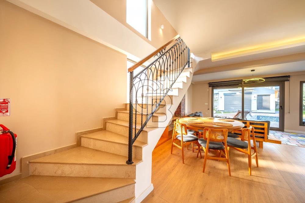 SIĞACIKTA BUTİK SİTEDE EŞYALI SATILIK VİLLA