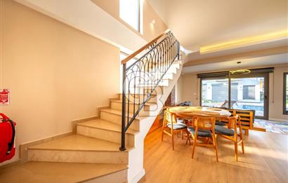 SIĞACIKTA BUTİK SİTEDE EŞYALI SATILIK VİLLA