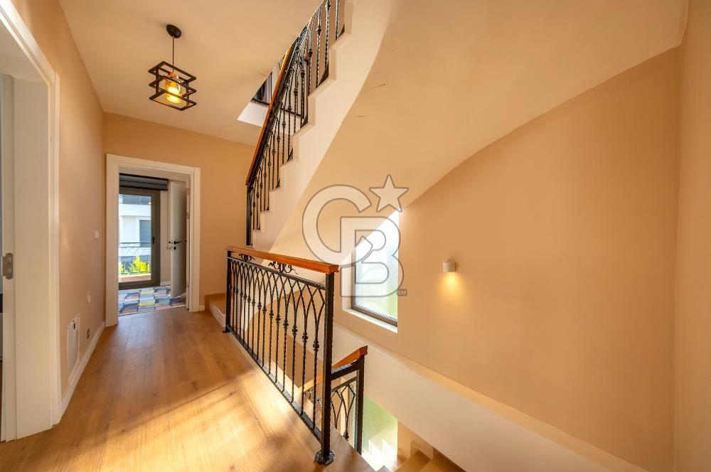 SIĞACIKTA BUTİK SİTEDE EŞYALI SATILIK VİLLA