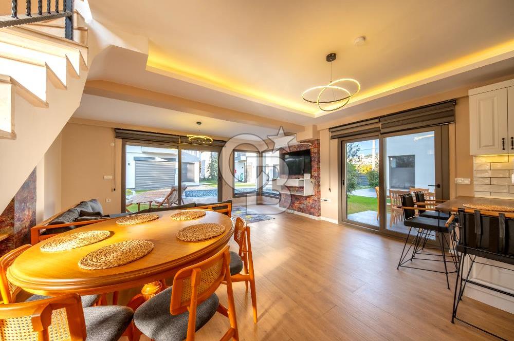 SIĞACIKTA BUTİK SİTEDE EŞYALI SATILIK VİLLA