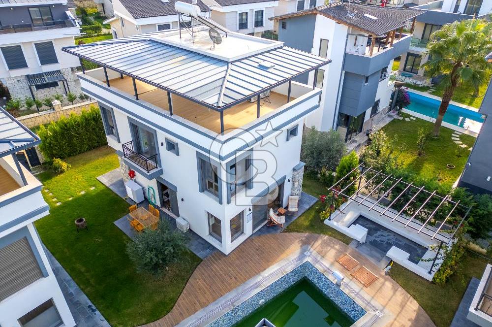 SIĞACIKTA BUTİK SİTEDE EŞYALI SATILIK VİLLA