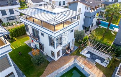 SIĞACIKTA BUTİK SİTEDE EŞYALI SATILIK VİLLA