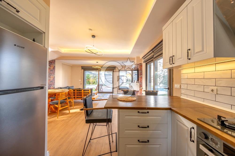 SIĞACIKTA BUTİK SİTEDE EŞYALI SATILIK VİLLA