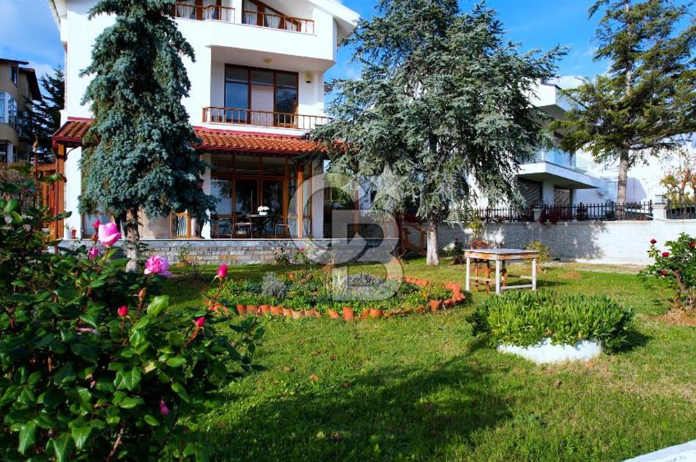 Önü Kapanmaz Deniz Manzaralı Köşe Parsel Satılık Müstakil Villa