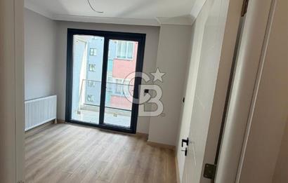 KADIKÖY/ MERDİVENKÖY'DE CADDE ÜZERİ, SATILIK SIFIR 3+1 DAİRE