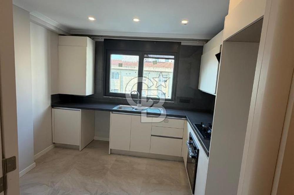 KADIKÖY/ MERDİVENKÖY'DE CADDE ÜZERİ, SATILIK SIFIR 3+1 DAİRE