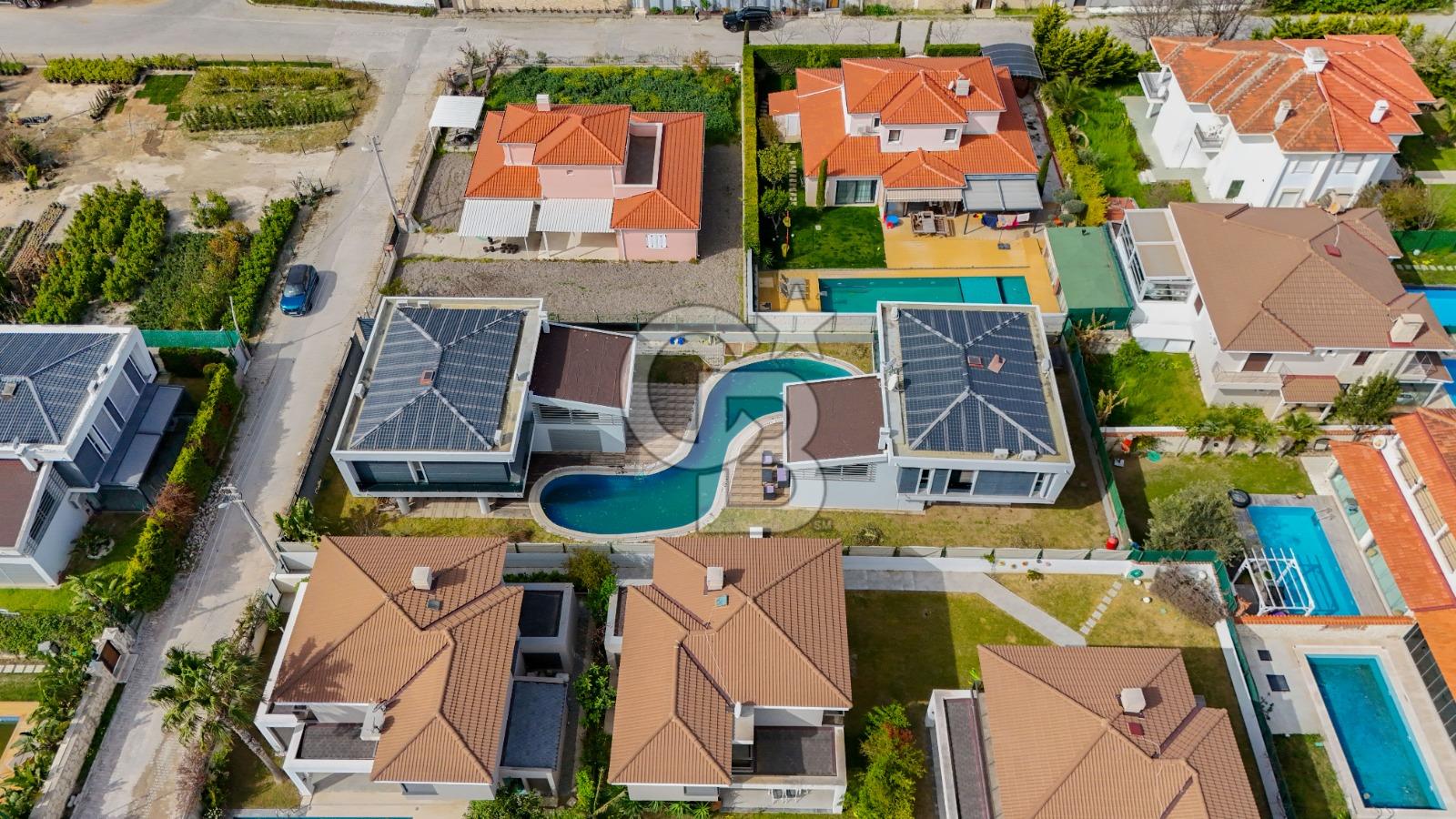 Alaçatı Çamlık Yola Yakın Havuzlu 2 Adet Müstakil 4+1 Villa 