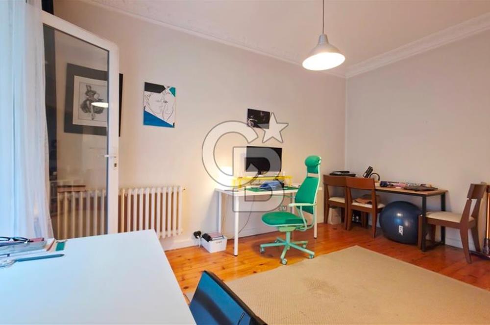 Perihan Sokak'ta 1. Kat Bakımlı 3+1 Çift Balkonlu Daire