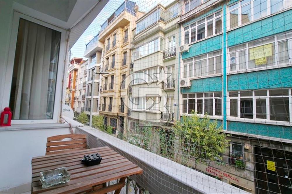 Perihan Sokak'ta 1. Kat Bakımlı 3+1 Çift Balkonlu Daire