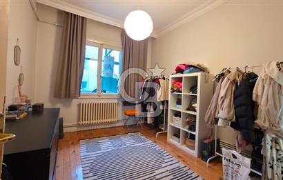 Perihan Sokak'ta 1. Kat Bakımlı 3+1 Çift Balkonlu Daire