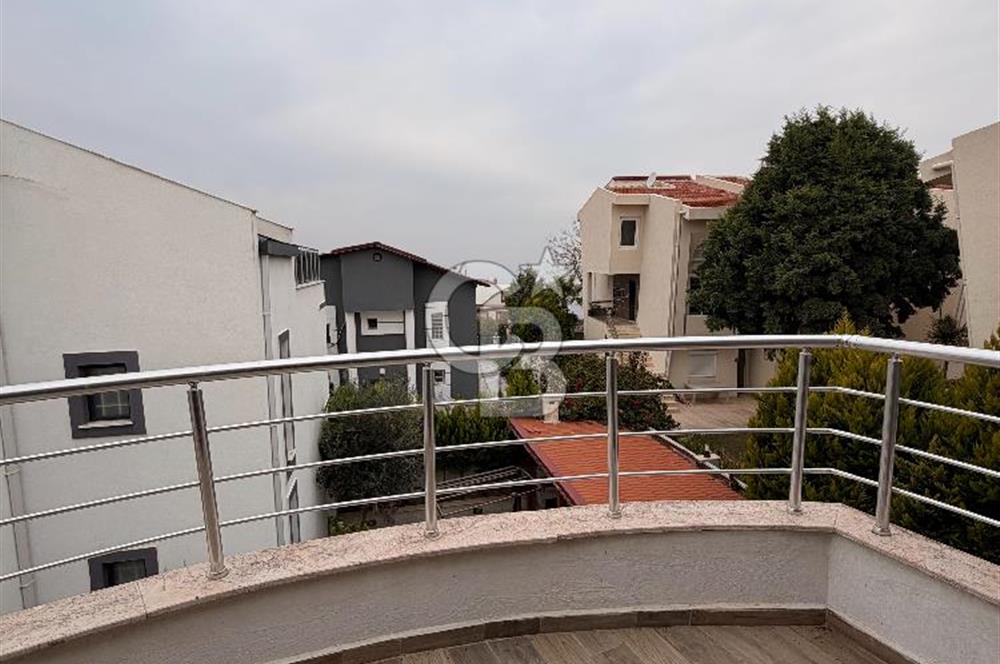 Kuşadası Kadınlar Denizinde Satılık Havuzlu Tripleks 4+1 Villa