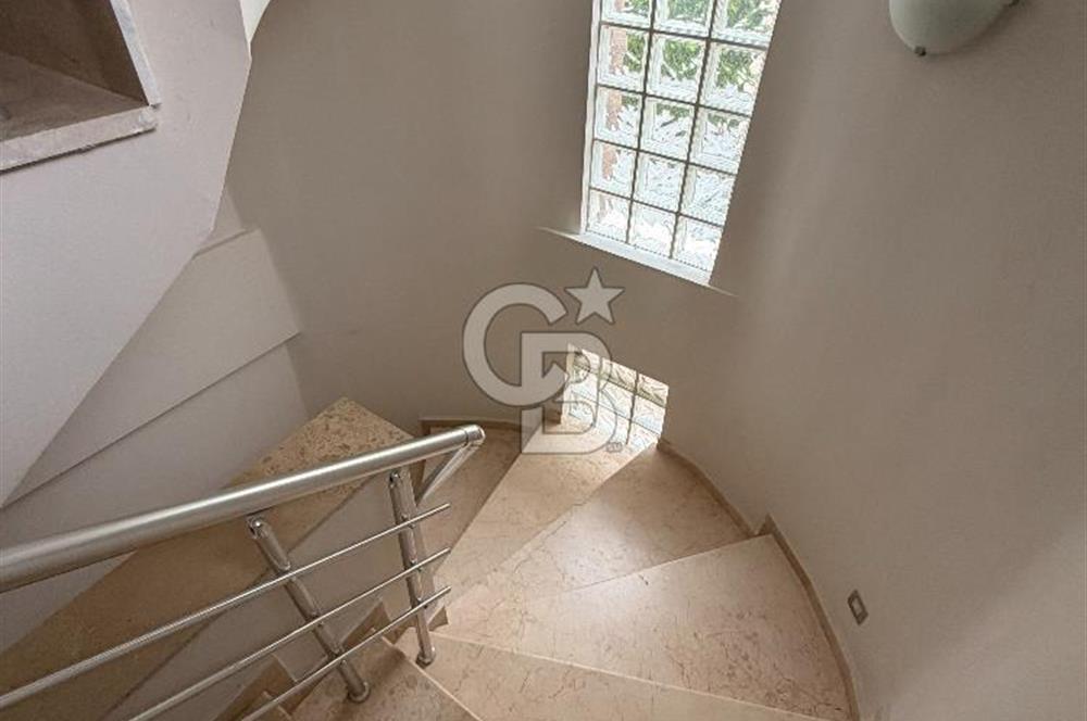 Kuşadası Kadınlar Denizinde Satılık Havuzlu Tripleks 4+1 Villa