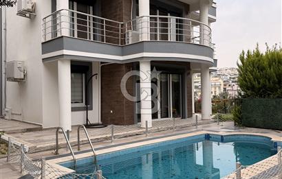 Kuşadası Kadınlar Denizinde Satılık Havuzlu Tripleks 4+1 Villa