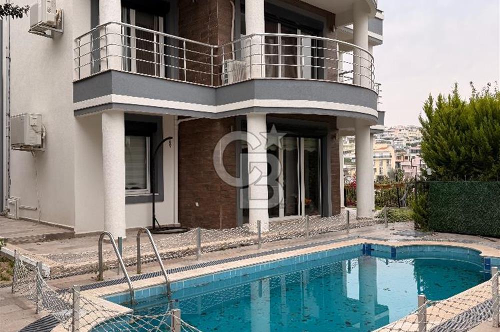 Kuşadası Kadınlar Denizinde Satılık Havuzlu Tripleks 4+1 Villa