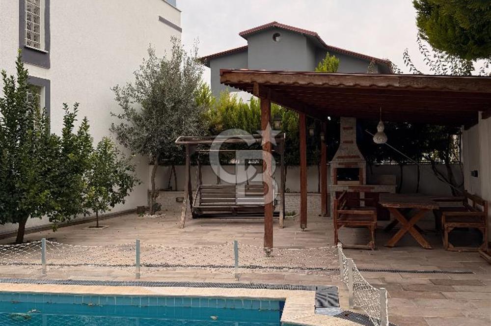 Kuşadası Kadınlar Denizinde Satılık Havuzlu Tripleks 4+1 Villa