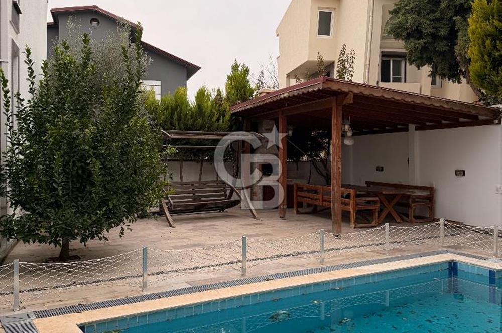 Kuşadası Kadınlar Denizinde Satılık Havuzlu Tripleks 4+1 Villa