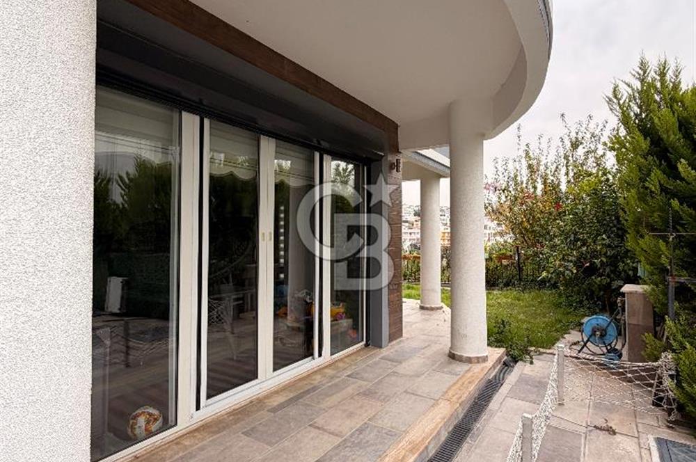 Kuşadası Kadınlar Denizinde Satılık Havuzlu Tripleks 4+1 Villa