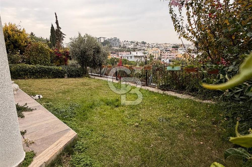 Kuşadası Kadınlar Denizinde Satılık Havuzlu Tripleks 4+1 Villa