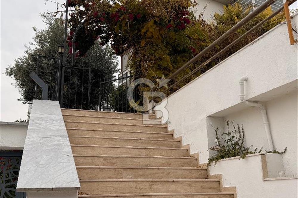 Kuşadası Kadınlar Denizinde Satılık Havuzlu Tripleks 4+1 Villa