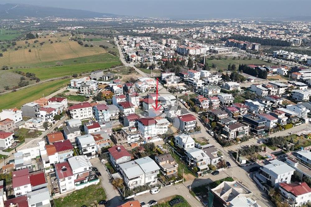 Menderes Barbaros’ta Teraslı 4+1 Triplex Villa | 180 m² Brüt | Prestijli Yaşam