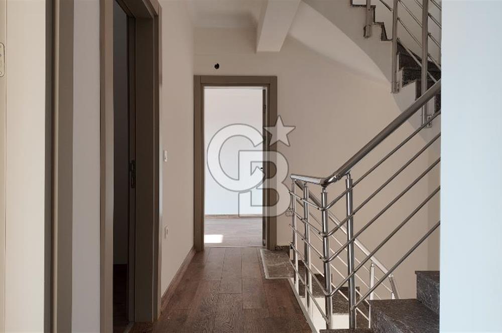 Menderes Barbaros’ta Teraslı 4+1 Triplex Villa | 180 m² Brüt | Prestijli Yaşam