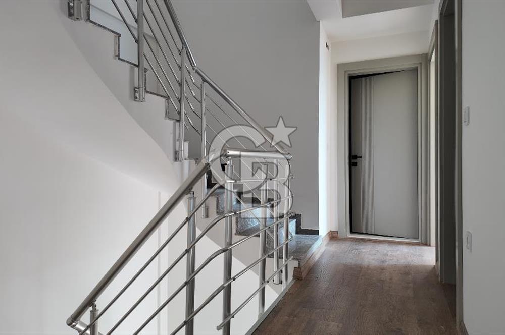 Menderes Barbaros’ta Teraslı 4+1 Triplex Villa | 180 m² Brüt | Prestijli Yaşam