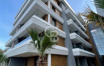 ÇEŞME'DE EŞYALI SATILIK YENİ EBEVEYN BANYOLU 1+1 DAİRE