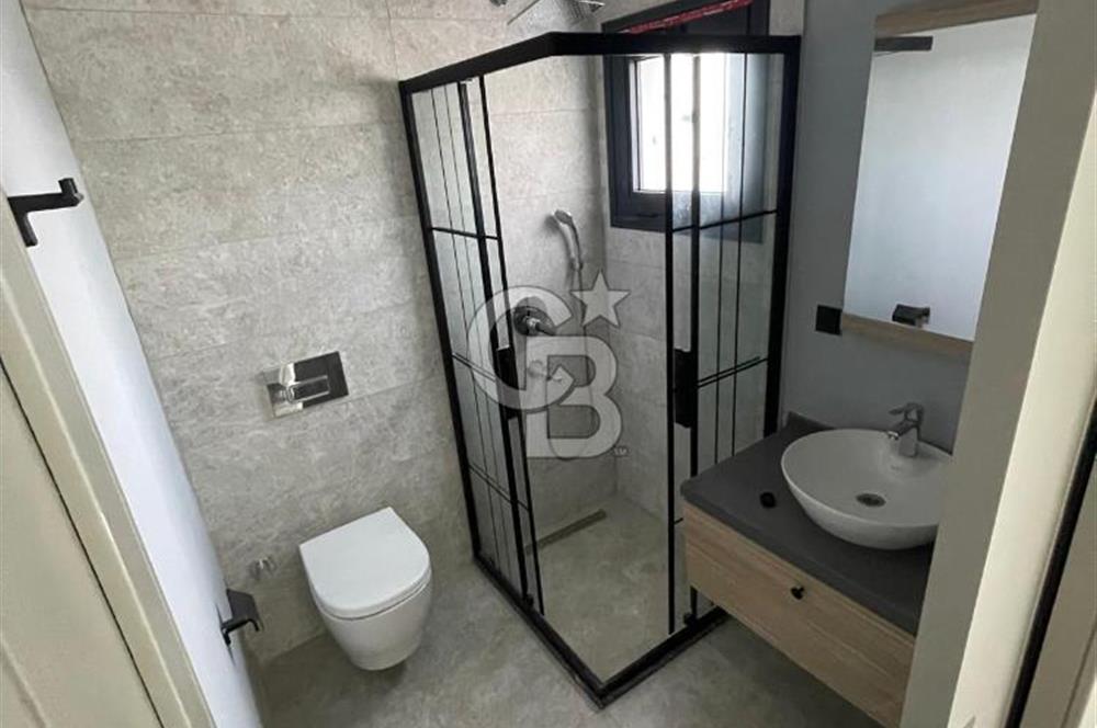 ÇEŞME'DE EŞYALI SATILIK YENİ EBEVEYN BANYOLU 1+1 DAİRE