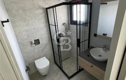 ÇEŞME'DE EŞYALI SATILIK YENİ EBEVEYN BANYOLU 1+1 DAİRE