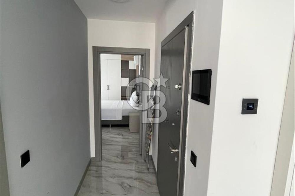 ÇEŞME'DE EŞYALI SATILIK YENİ EBEVEYN BANYOLU 1+1 DAİRE
