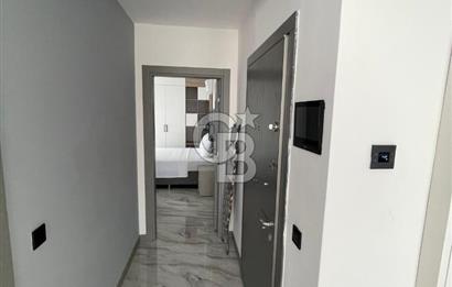 ÇEŞME'DE EŞYALI SATILIK YENİ EBEVEYN BANYOLU 1+1 DAİRE