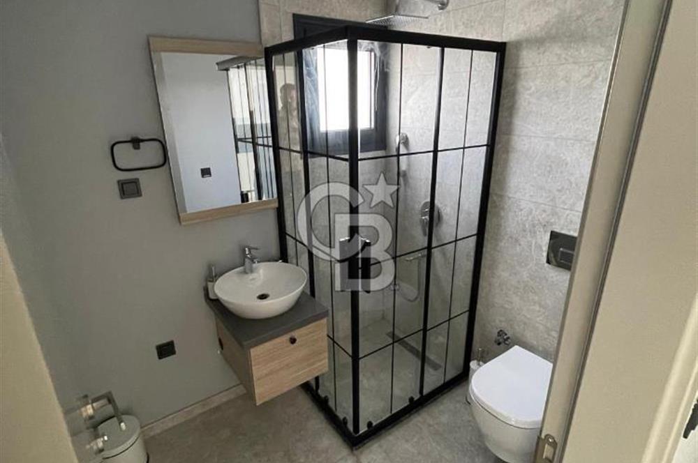 ÇEŞME'DE EŞYALI SATILIK YENİ EBEVEYN BANYOLU 1+1 DAİRE