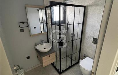 ÇEŞME'DE EŞYALI SATILIK YENİ EBEVEYN BANYOLU 1+1 DAİRE