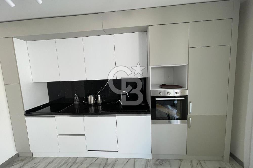 ÇEŞME'DE EŞYALI SATILIK YENİ EBEVEYN BANYOLU 1+1 DAİRE