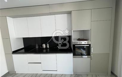 ÇEŞME'DE EŞYALI SATILIK YENİ EBEVEYN BANYOLU 1+1 DAİRE