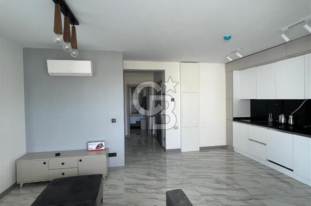 ÇEŞME'DE EŞYALI SATILIK YENİ EBEVEYN BANYOLU 1+1 DAİRE