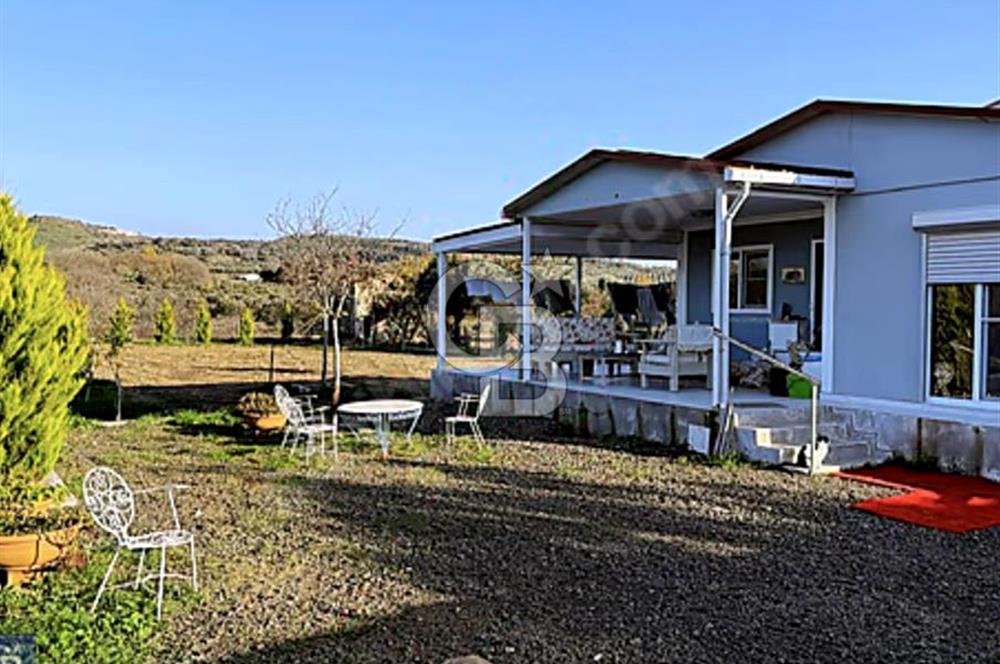 FOÇA FEVZİ ÇAKMAK MEVKİSİNDE ÜZERİNDE 2+1 PREFABRİK EV VE TARLA