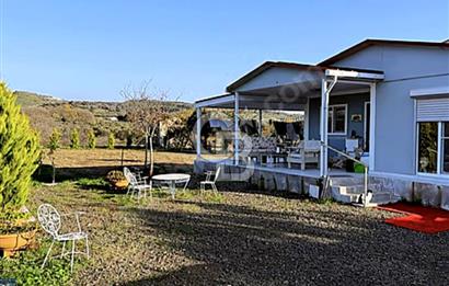 FOÇA FEVZİ ÇAKMAK MEVKİSİNDE ÜZERİNDE 2+1 PREFABRİK EV VE TARLA