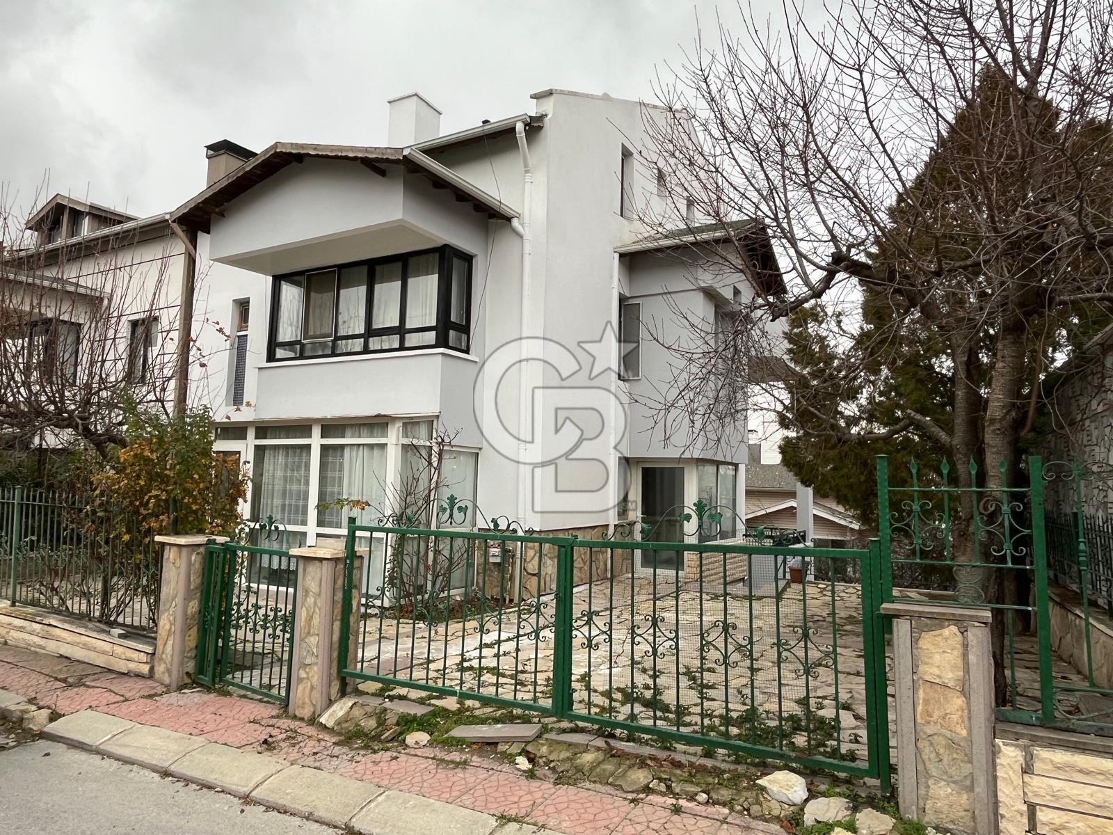 GÖLBAŞI KARŞIYAKA'DA GÖL MANZARALI TRİPLEKS SATILIK VİLLA