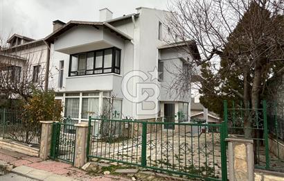 GÖLBAŞI KARŞIYAKA'DA GÖL MANZARALI TRİPLEKS SATILIK VİLLA