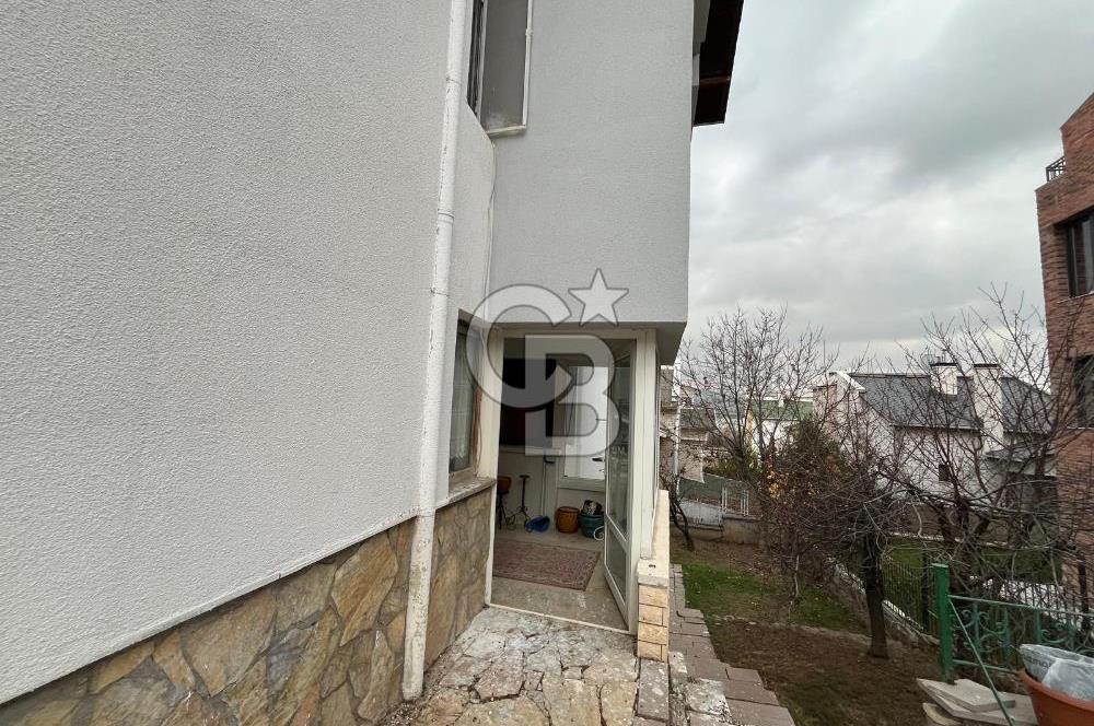 GÖLBAŞI KARŞIYAKA'DA GÖL MANZARALI TRİPLEKS SATILIK VİLLA