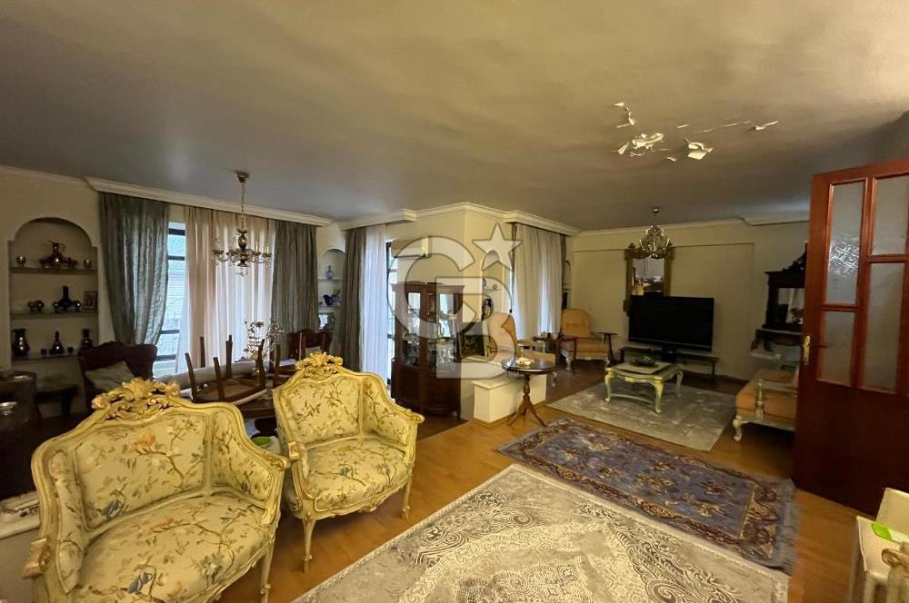 GÖLBAŞI KARŞIYAKA'DA GÖL MANZARALI TRİPLEKS SATILIK VİLLA