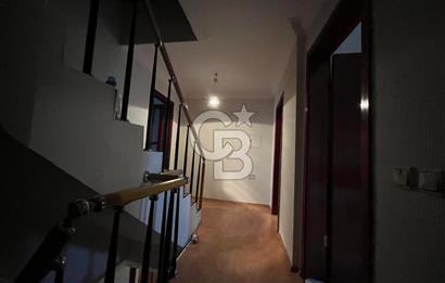 GÖLBAŞI KARŞIYAKA'DA GÖL MANZARALI TRİPLEKS SATILIK VİLLA