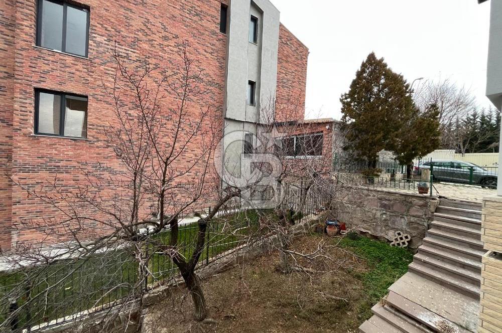 GÖLBAŞI KARŞIYAKA'DA GÖL MANZARALI TRİPLEKS SATILIK VİLLA