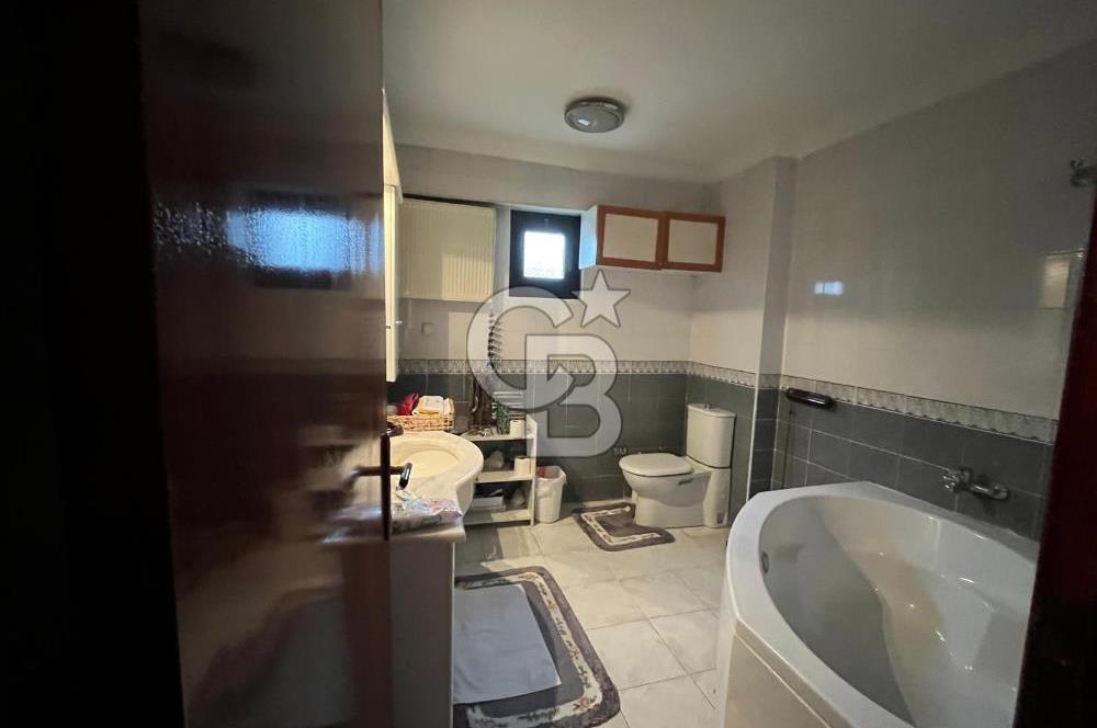 GÖLBAŞI KARŞIYAKA'DA GÖL MANZARALI TRİPLEKS SATILIK VİLLA