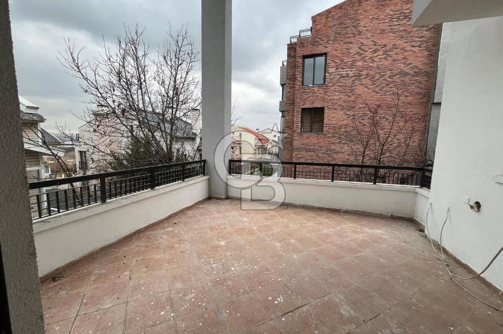 GÖLBAŞI KARŞIYAKA'DA GÖL MANZARALI TRİPLEKS SATILIK VİLLA