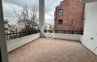 GÖLBAŞI KARŞIYAKA'DA GÖL MANZARALI TRİPLEKS SATILIK VİLLA