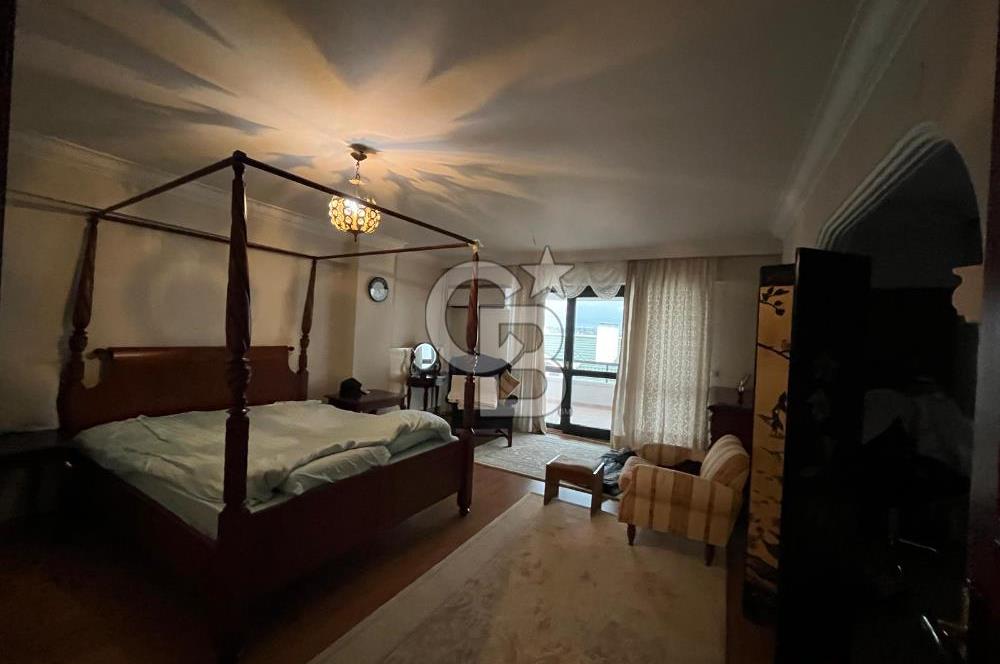 GÖLBAŞI KARŞIYAKA'DA GÖL MANZARALI TRİPLEKS SATILIK VİLLA