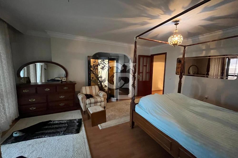 GÖLBAŞI KARŞIYAKA'DA GÖL MANZARALI TRİPLEKS SATILIK VİLLA