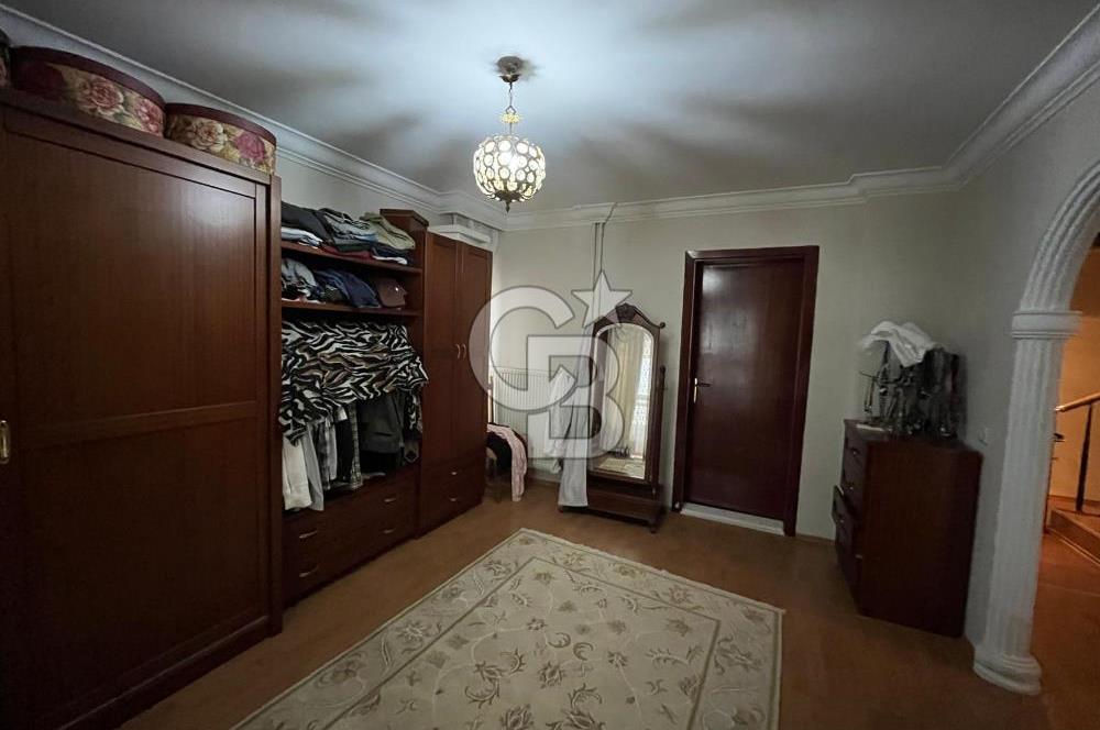 GÖLBAŞI KARŞIYAKA'DA GÖL MANZARALI TRİPLEKS SATILIK VİLLA